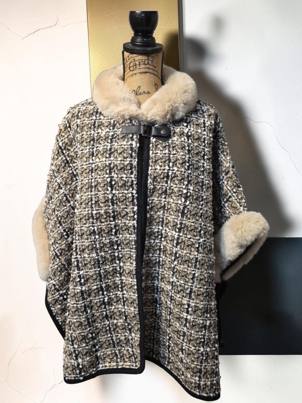 Vince Camuto Beige & Black Tweed Faux-Fur Trim Cape NWT One SIZE